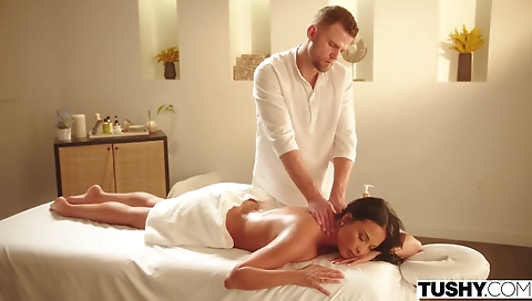 Sexy blonde's sexy feet unhooks in a hot tub