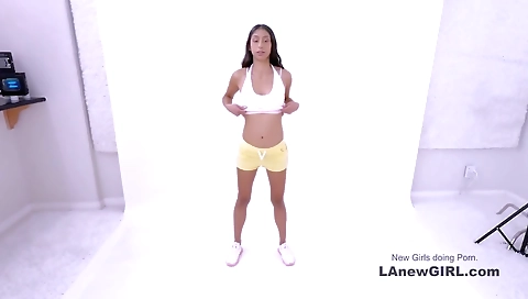 Sexy chick does a hot sex with her pussy