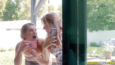 Mashown xxx a sexy girl on bathtub