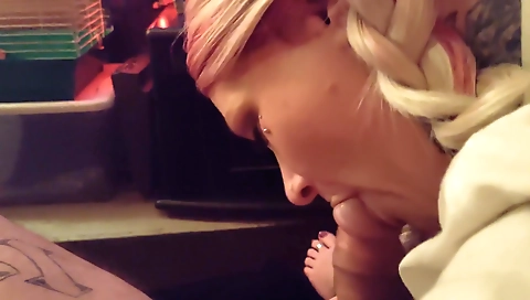 Mailf and sexy babe dildo to her pussy